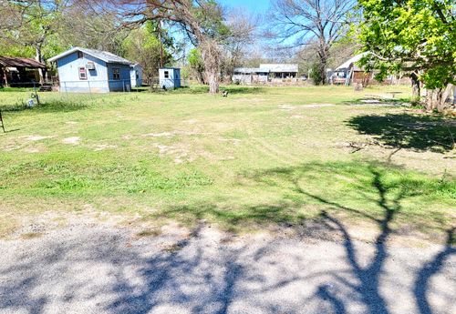 302 A Lee St, Smithville, TX, 78957-2308 | Card Image