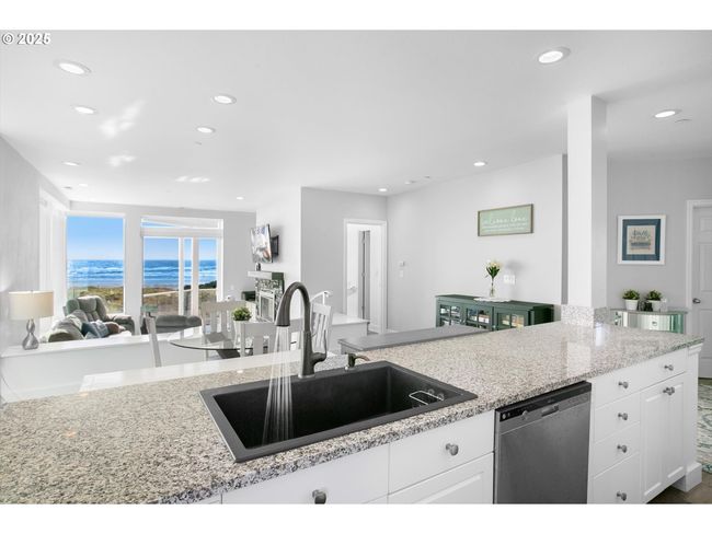 5852 Sw Cupola Dr, Condo with 2 bedrooms, 2 bathrooms and 1 parking in South Beach OR | Image 5