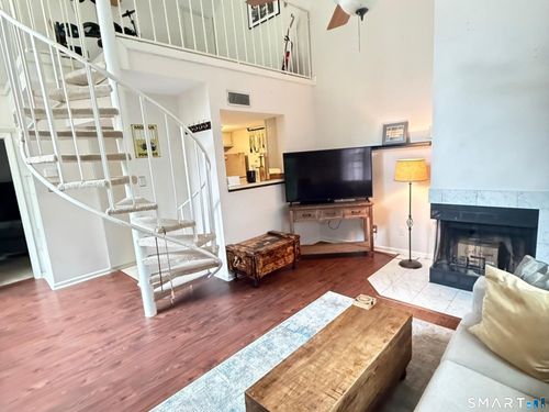 221-221 Carriage Crossing Ln, Middletown, CT, 06457-5862 | Card Image