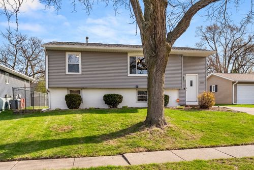 2010 W 55th St, Davenport, IA, 52806-2522 | Card Image