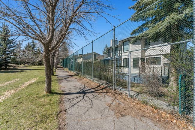 919 Shawnee Dr Sw, House other with 5 bedrooms, 4 bathrooms and 4 parking in Calgary AB | Image 45