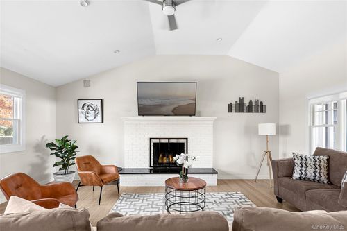 43 Homewood Dr, Hampton Bays, NY, 11946-3730 | Card Image