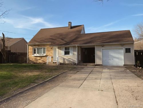 2 Oakland Dr N, Riverhead, NY, 11901-1520 | Card Image