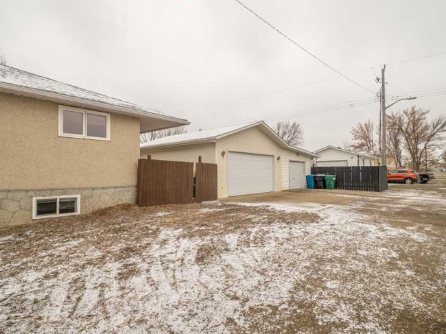 1106 41 Avenue N, Home with 4 bedrooms, 2 bathrooms and 5 parking in Lethbridge AB | Image 36