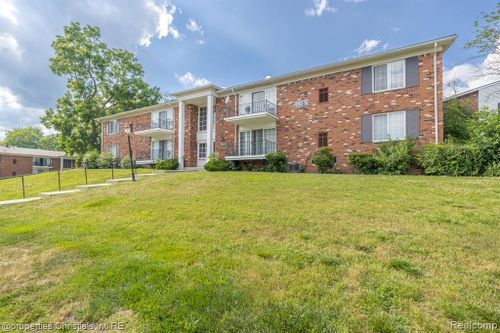 5-490 Fox Hills Drive N, Bloomfield Twp, MI, 48304 | Card Image