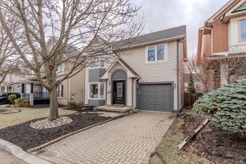 2218 Bluegrass Lane, Burlington, ON, L7L6L5 | Card Image
