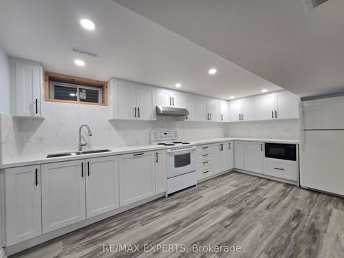 764 Elgin St, Newmarket, ON, L3Y3B8 | Card Image