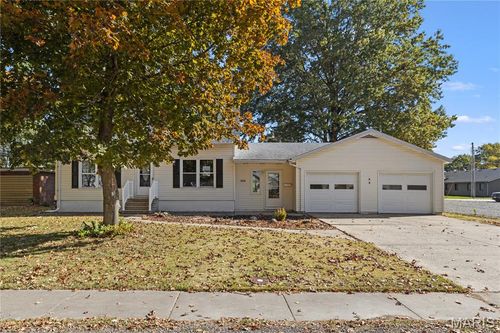 626 N Franklin St, Staunton, IL, 62088-1024 | Card Image