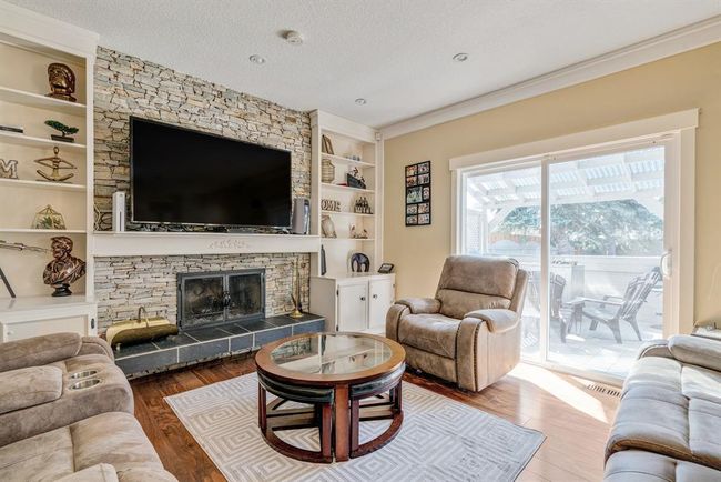 247 Pump Hill Crescent Sw, Home with 6 bedrooms, 3 bathrooms and 5 parking in Calgary AB | Image 9