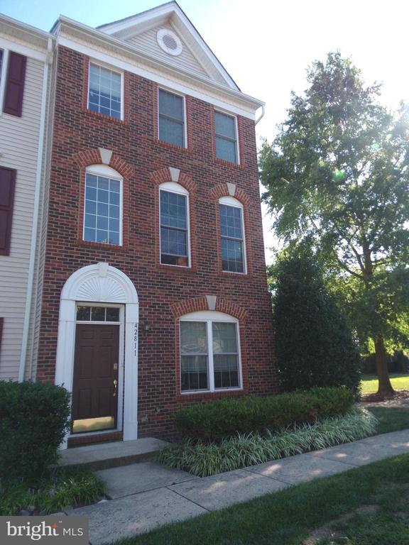 Smallwood Ter, Chantilly, VA 20152