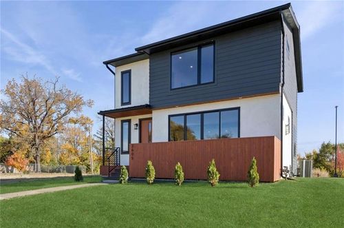 2605 W Paseo Blvd, Kansas City, MO, 64108-3013 | Card Image