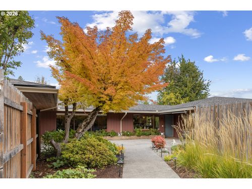 2230 W Harvard Ave, Roseburg, OR, 97471-2576 | Card Image