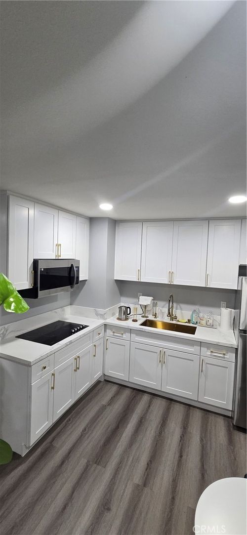 5585 E Pacific Coast Hwy, Long Beach, CA, 90804-1801 | Card Image