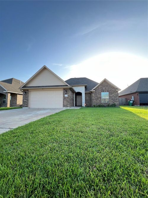 4 Rose Ct, Angleton, TX, 77515-1207 | Card Image