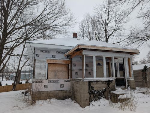 107 E Chicago St, Buchanan, MI, 49107-1525 | Card Image