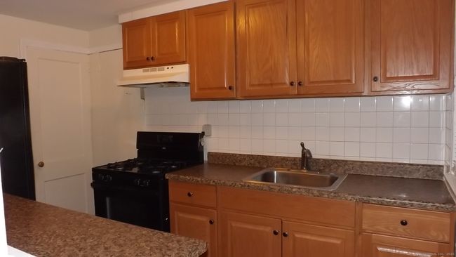 132 - 132 Virginia Ave, Condo with 2 bedrooms, 1 bathrooms and 1 parking in Bridgeport CT | Image 7
