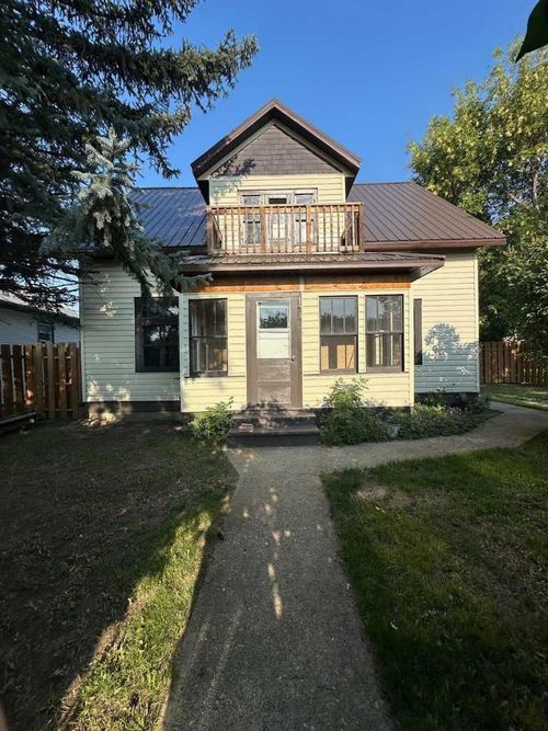 123 3 Street E, Brooks, AB, T1R0C9 | Card Image