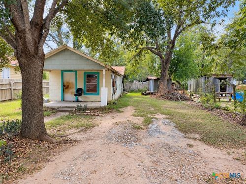 109 W Jones St, Luling, TX, 78648-1816 | Card Image
