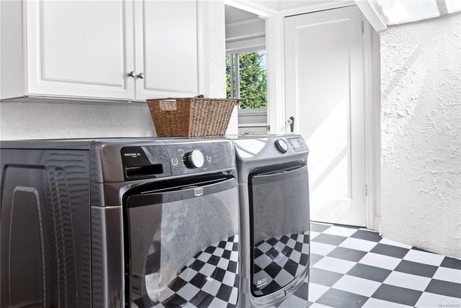 931 Mesher Pl, House other with 3 bedrooms, 3 bathrooms and 4 parking in Esquimalt BC | Image 28