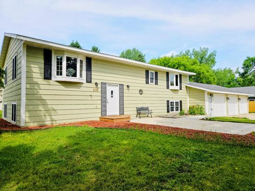 206 Pine St Sw, New London, MN, 56273-9596 | Card Image