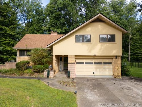 121 Forest Dr, Jeffersonville, IN, 47130-6843 | Card Image