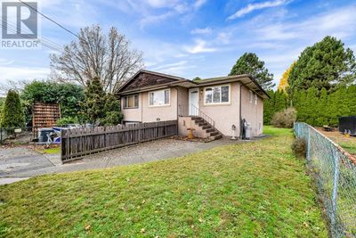 2840 Sybronden Rd, Home with 3 bedrooms, 1 bathrooms and 3 parking in Victoria BC | Image 3