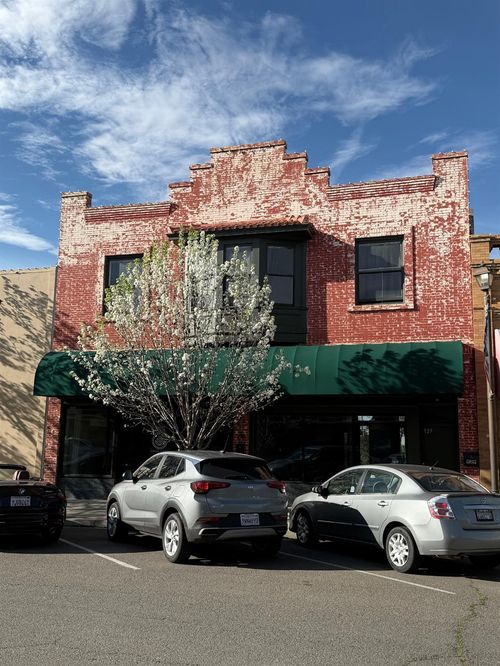 933 Fresno St, Newman, CA, 95360-1301 | Card Image