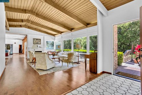 18 Van Tassel Ln, Orinda, CA, 94563-1122 | Card Image