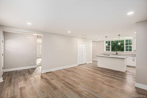 300 E Ellen St, Fenton, MI, 48430-2119 | Card Image