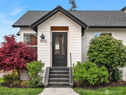 8913 8th Ave Ne, Seattle, WA, 98115-3007 | Card Image