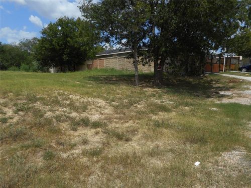808 Maple St, Taylor, TX, 76574-4205 | Card Image