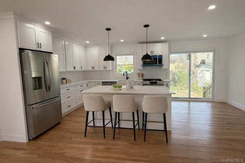 207 Wright St, Westbury, NY, 11590-3533 | Card Image