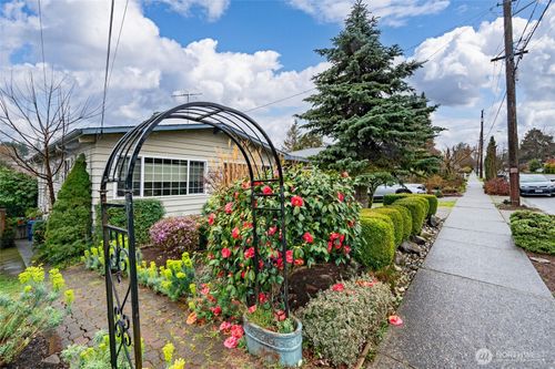 6539 40th Ave Ne, Seattle, WA, 98115-7529 | Card Image