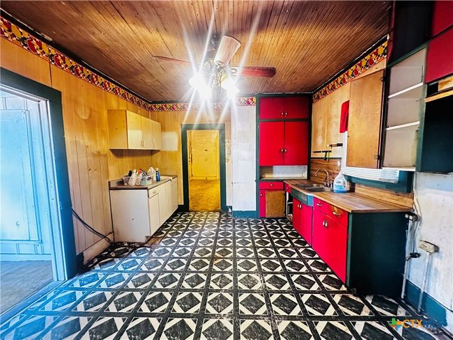 201 Maple St, House other with 3 bedrooms, 1 bathrooms and null parking in Yoakum TX | Image 5