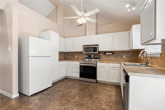 703 W Josephine Ave, House other with 3 bedrooms, 2 bathrooms and null parking in Orange Grove TX | Image 8
