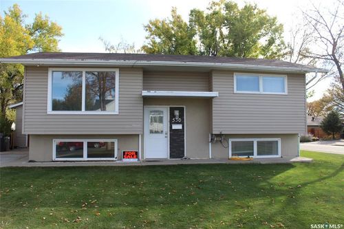 530 7th Ave, Shaunavon, SK, S0N2M0 | Card Image