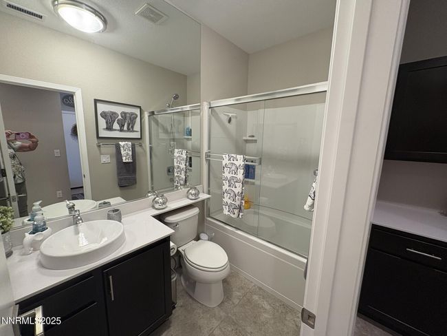 Hall Bathroom | Image 13