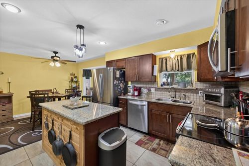 523 Lynnewood Ave, Burleson, TX, 76028-6528 | Card Image