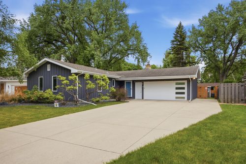 2486 W Country Club Drive S, Fargo, ND, 58103 | Card Image
