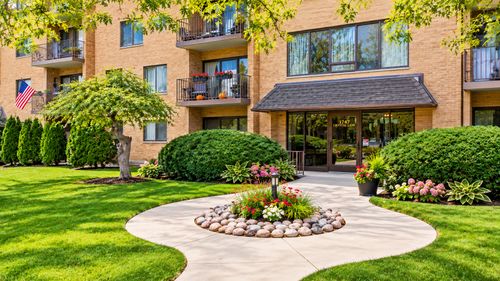 301-1747 W Crystal Ln, Mount Prospect, IL, 60056-5439 | Card Image
