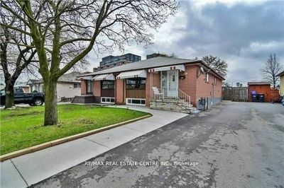 UPPER - 23 Avondale Blvd, Home with 3 bedrooms, 1 bathrooms and 2 parking in Brampton ON | Image 1