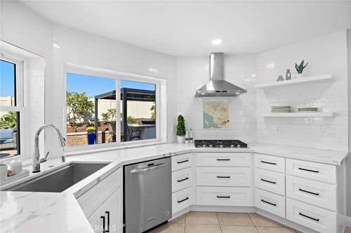 2042 Redwood Crst, Vista, CA, 92081-7339 | Card Image