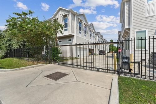 h-5610 Patrick St, Houston, TX, 77076-4611 | Card Image