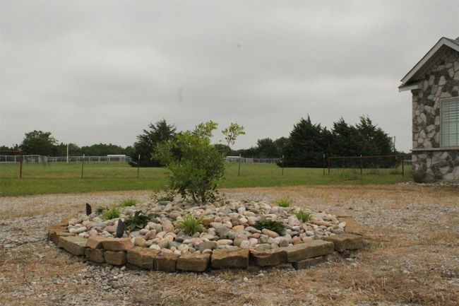 Landscaped circle drive. | Image 37