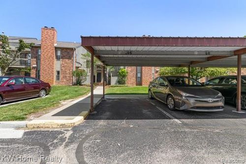 78-20791 Indian Creek Dr, Farmington Hills, MI, 48335-5503 | Card Image