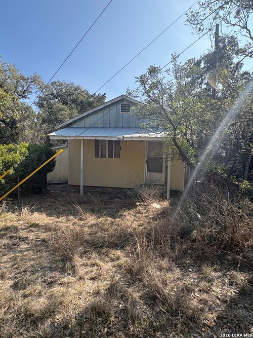 690 Georges Rd, Lakehills, TX, 78063-6853 | Card Image