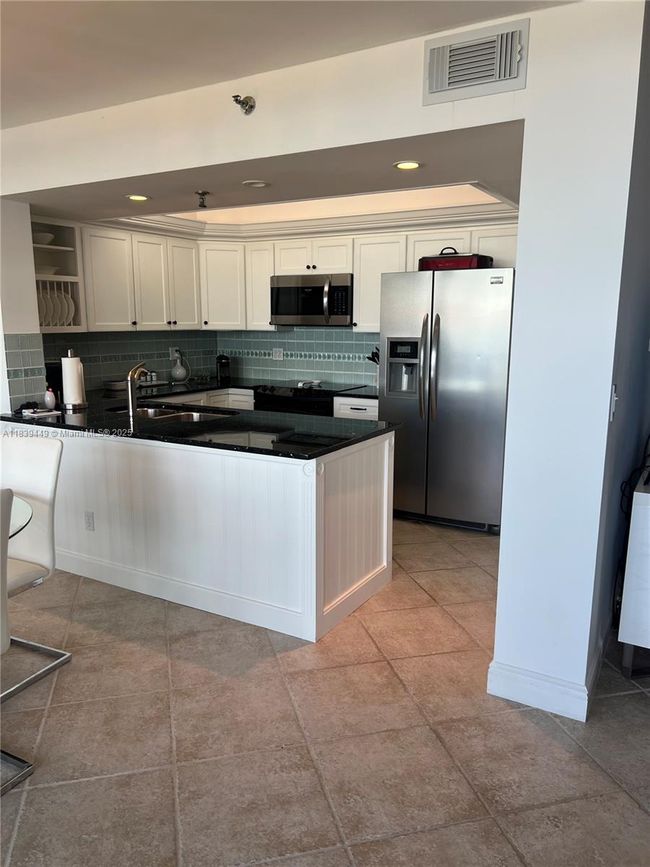 APT-1103 - 3100 N Highway A1a, Condo with 2 bedrooms, 2 bathrooms and null parking in Hutchinson Island FL | Image 9