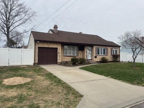 35 Walton St, Brentwood, NY, 11717-2035 | Card Image
