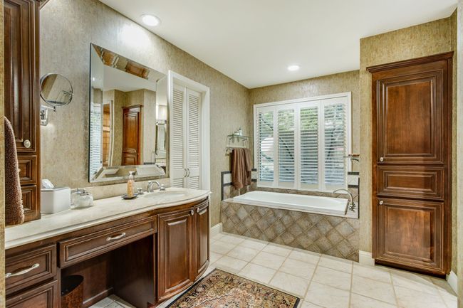 Tub and sep. shower | Image 17