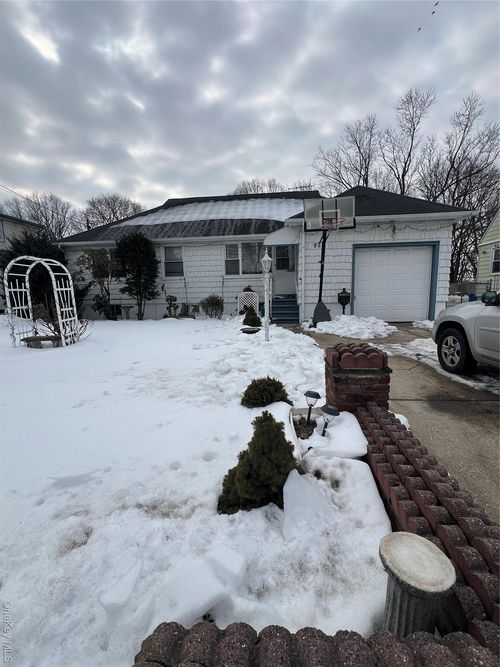 92 Fir St, Valley Stream, NY, 11580-5018 | Card Image